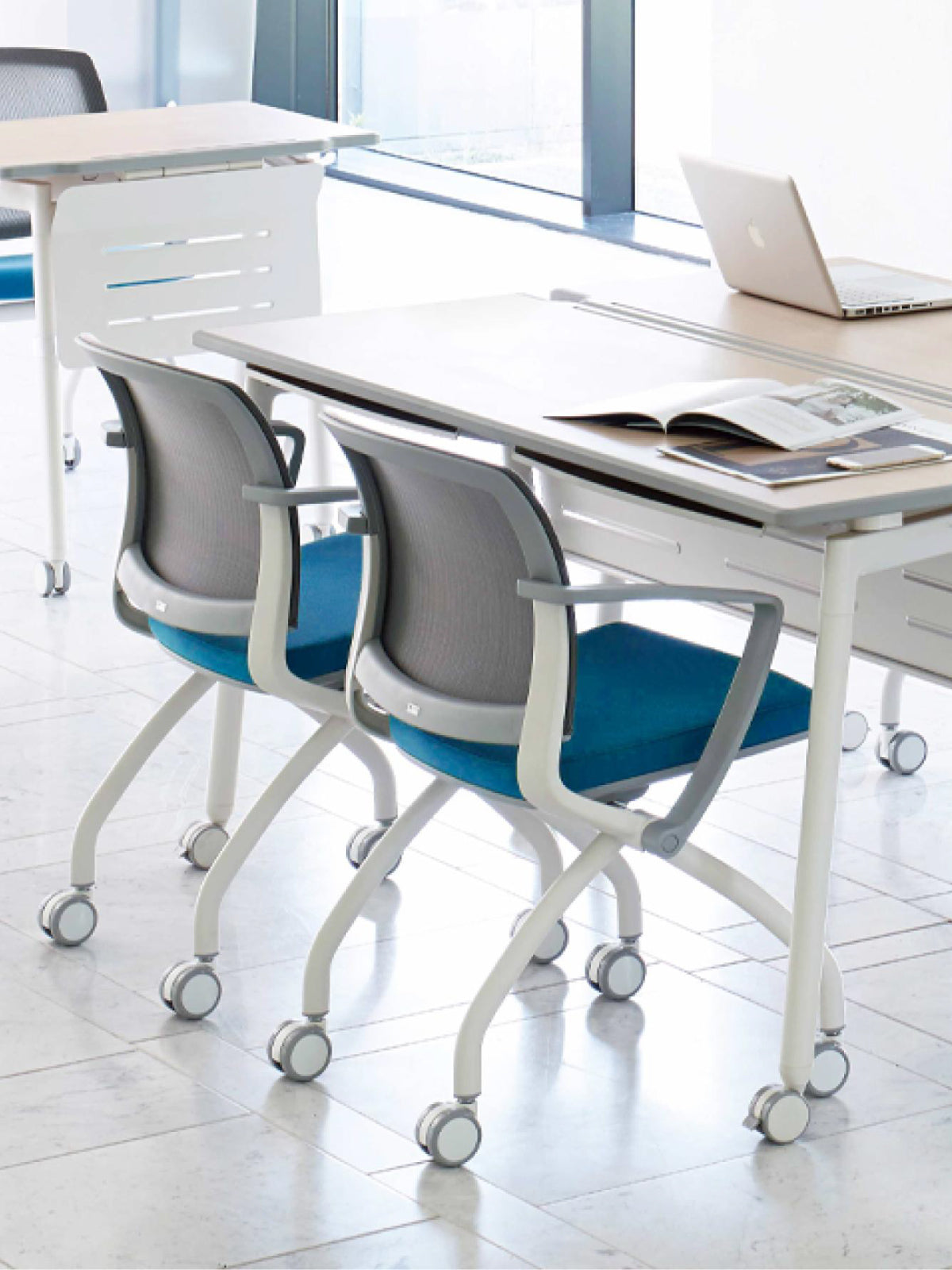 VIM Chair with Casters (With Fixed Armrests)